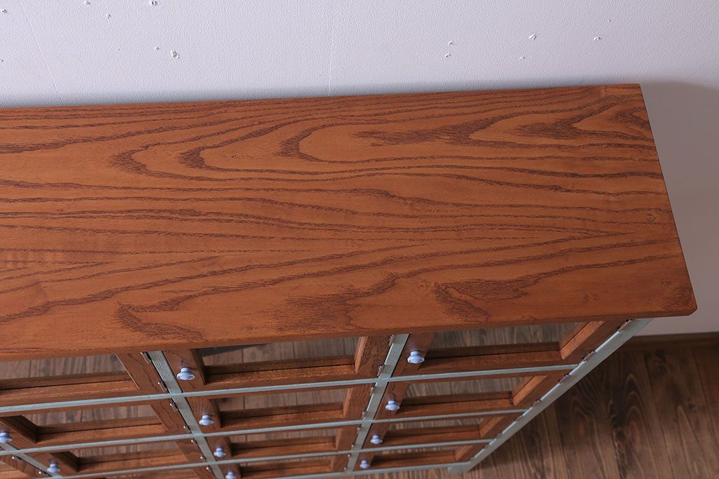 アンティーク家具　アンティークペイント　脚付き!ガラス扉付きマス目棚