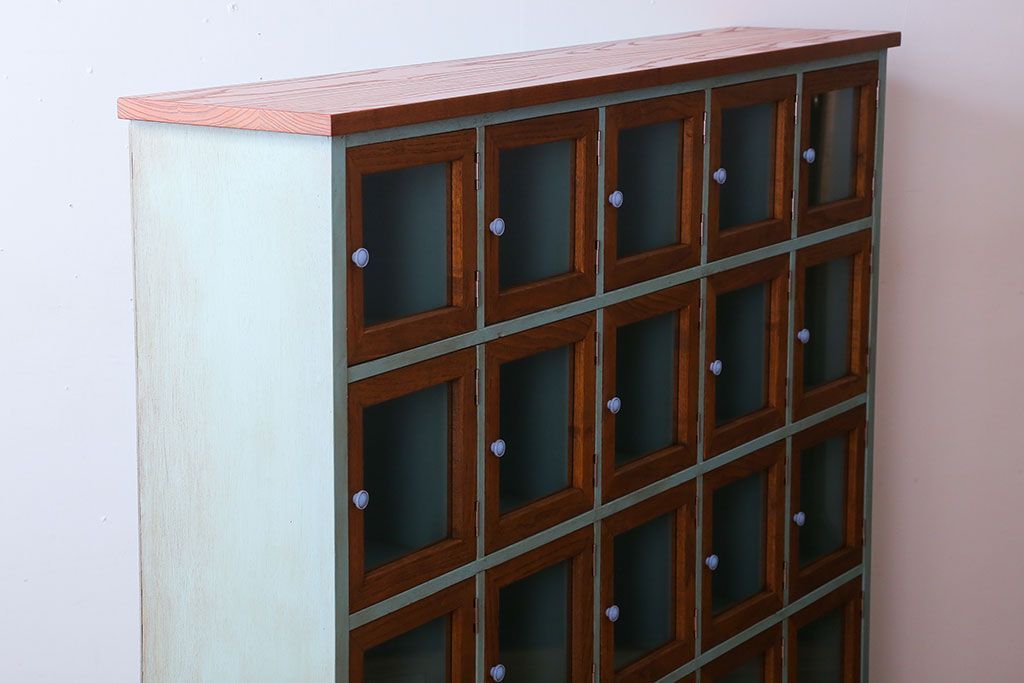 アンティーク家具　アンティークペイント　脚付き!ガラス扉付きマス目棚