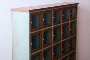 アンティーク家具　アンティークペイント　脚付き!ガラス扉付きマス目棚