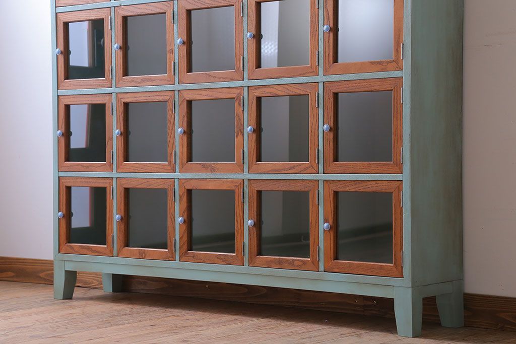 アンティーク家具　アンティークペイント　脚付き!ガラス扉付きマス目棚