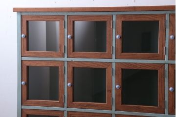 アンティーク家具　アンティークペイント　脚付き!ガラス扉付きマス目棚