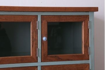 アンティーク家具　アンティークペイント　脚付き!ガラス扉付きマス目棚