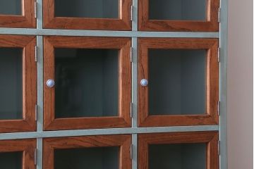 アンティーク家具　アンティークペイント　脚付き!ガラス扉付きマス目棚