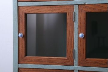 アンティーク家具　アンティークペイント　脚付き!ガラス扉付きマス目棚