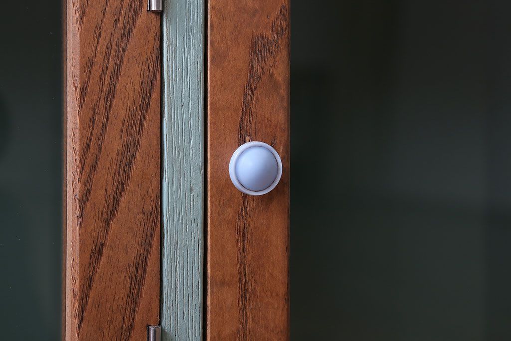 アンティーク家具　アンティークペイント　脚付き!ガラス扉付きマス目棚