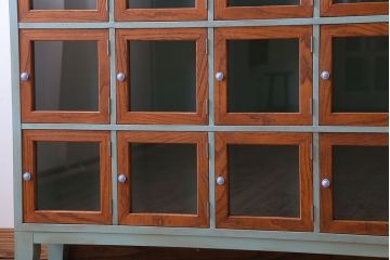 アンティーク家具　アンティークペイント　脚付き!ガラス扉付きマス目棚