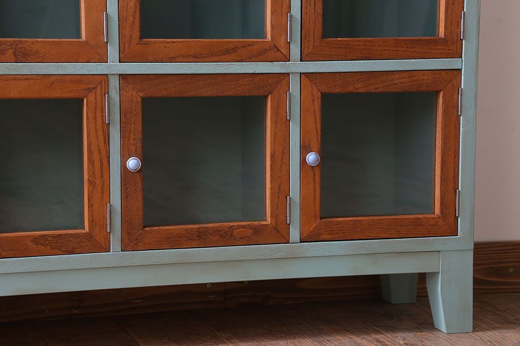 アンティーク家具　アンティークペイント　脚付き!ガラス扉付きマス目棚