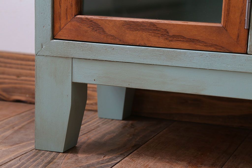 アンティーク家具　アンティークペイント　脚付き!ガラス扉付きマス目棚