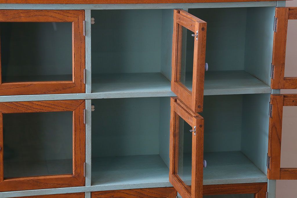 アンティーク家具　アンティークペイント　脚付き!ガラス扉付きマス目棚