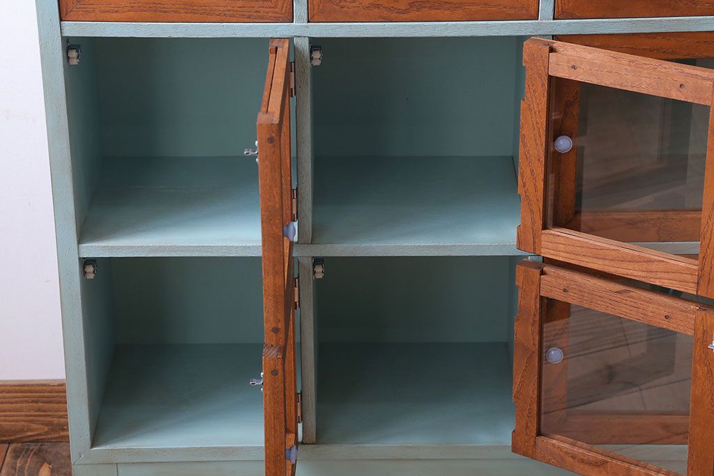 アンティーク家具　アンティークペイント　脚付き!ガラス扉付きマス目棚