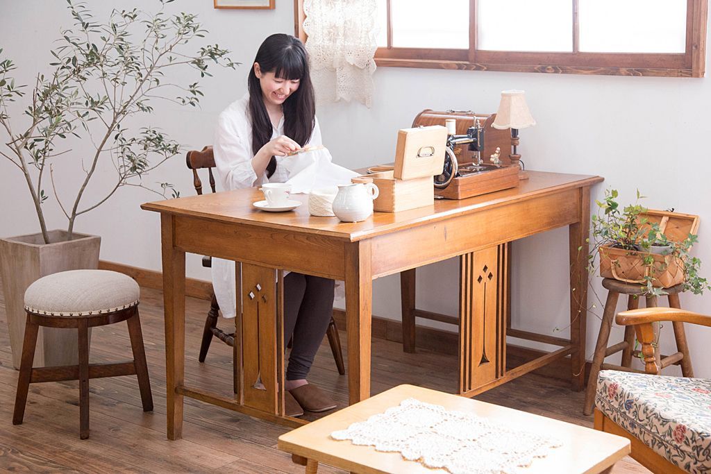 アンティーク家具　和製アンティーク　古いブナ材の小さなクッション座面丸スツール