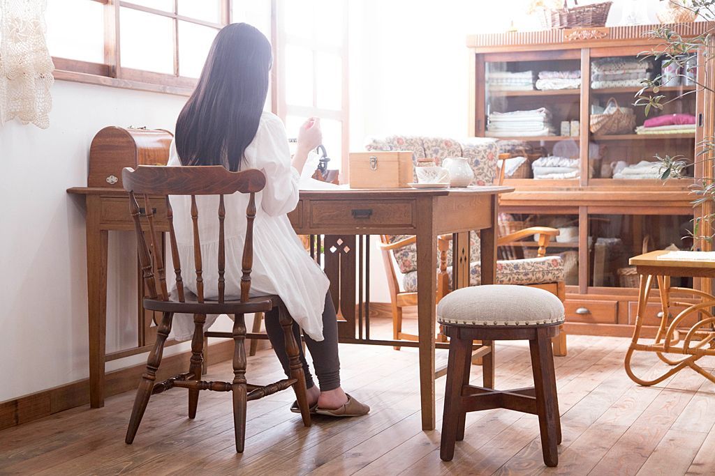 アンティーク家具　和製アンティーク　古いブナ材の小さなクッション座面丸スツール