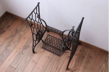 アンティーク家具　アンティーク　DIYにぴったり!おしゃれなシンガーミシンの鉄脚