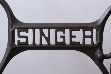 アンティーク家具　アンティーク　DIYにぴったり!おしゃれなシンガーミシンの鉄脚