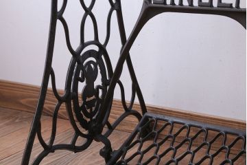 アンティーク家具　アンティーク　DIYにぴったり!おしゃれなシンガーミシンの鉄脚
