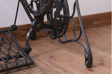 アンティーク家具　アンティーク　DIYにぴったり!おしゃれなシンガーミシンの鉄脚
