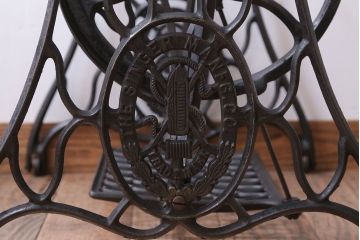 アンティーク家具　アンティーク　DIYにぴったり!おしゃれなシンガーミシンの鉄脚