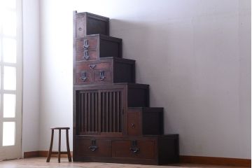 アンティーク家具　古民具・骨董　前板欅材!縦桟引き戸付きのアンティーク階段箪笥