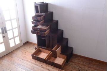 アンティーク家具　古民具・骨董　前板欅材!縦桟引き戸付きのアンティーク階段箪笥