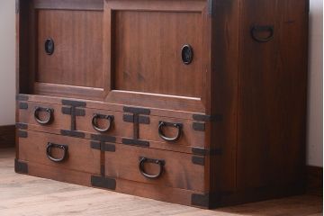 アンティーク家具　古民具・骨董　シンプルな金具のアンティーク時代箪笥ローボード