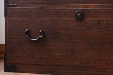 アンティーク家具　古民具・骨董　上品な金具のアンティーク衣装箪笥ローボード(時代箪笥)(2)