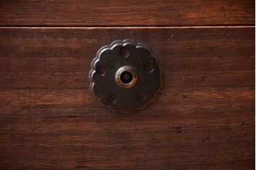 アンティーク家具　古民具・骨董　上品な金具のアンティーク衣装箪笥ローボード(時代箪笥)(2)