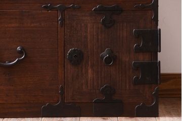 アンティーク家具　古民具・骨董　上品な金具のアンティーク衣装箪笥ローボード(時代箪笥)(2)