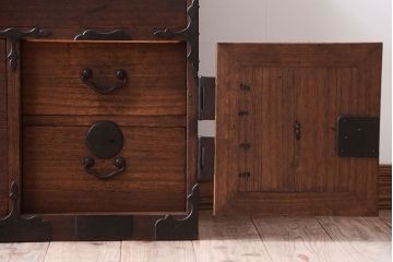 アンティーク家具　古民具・骨董　上品な金具のアンティーク衣装箪笥ローボード(時代箪笥)(2)