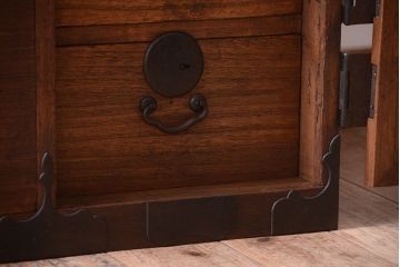 アンティーク家具　古民具・骨董　上品な金具のアンティーク衣装箪笥ローボード(時代箪笥)(2)