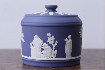 アンティーク雑貨　中古　イギリスWedgwood(ウェッジウッド)　ジャスパー　ポーランドブルー　小物入れ