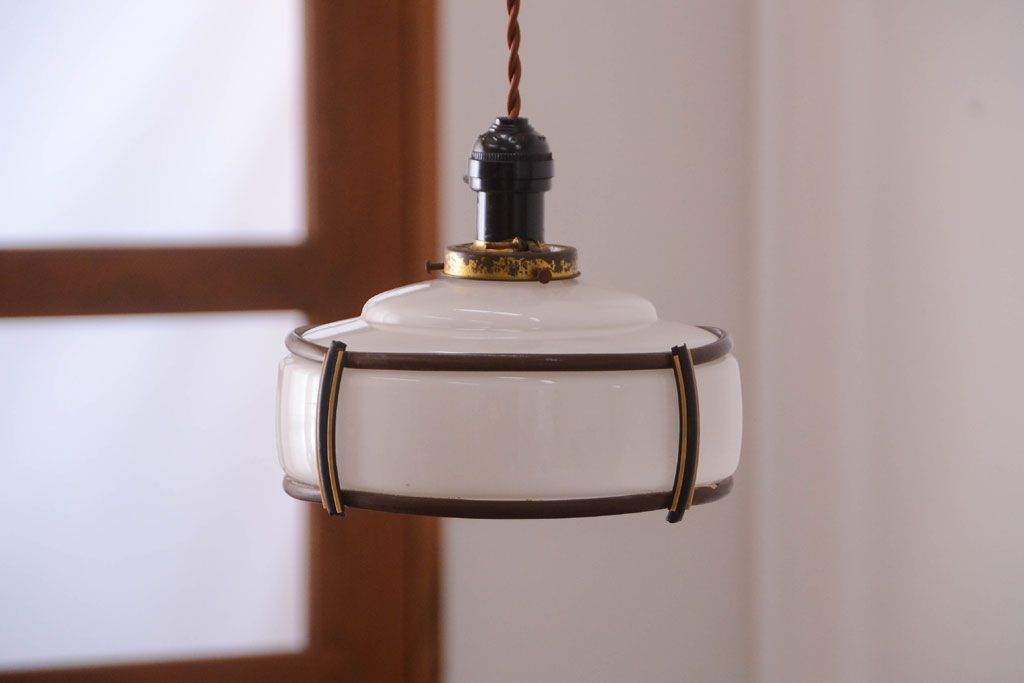 和製アンティーク　乳白色ガラスシェードの昭和レトロな天井照明