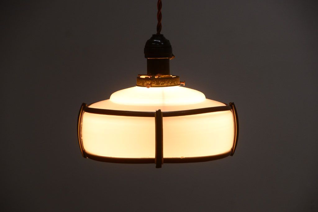 和製アンティーク　乳白色ガラスシェードの昭和レトロな天井照明