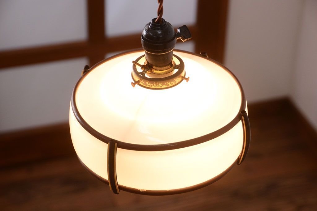 和製アンティーク　乳白色ガラスシェードの昭和レトロな天井照明