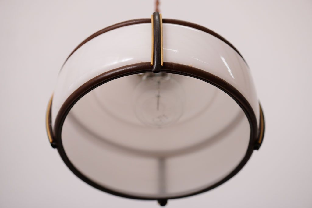 和製アンティーク　乳白色ガラスシェードの昭和レトロな天井照明