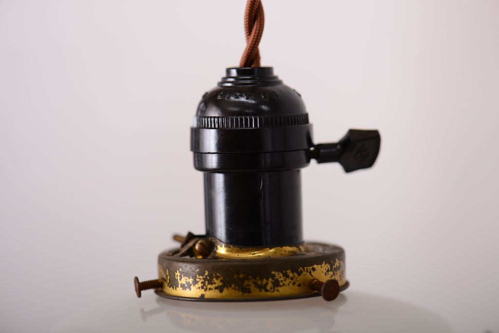 和製アンティーク　乳白色ガラスシェードの昭和レトロな天井照明