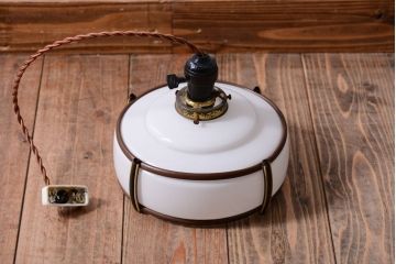 和製アンティーク　乳白色ガラスシェードの昭和レトロな天井照明