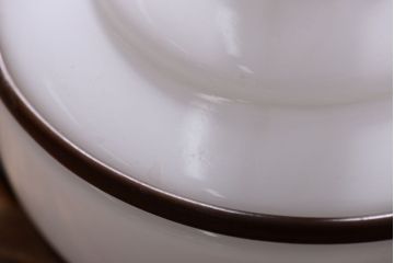 和製アンティーク　乳白色ガラスシェードの昭和レトロな天井照明