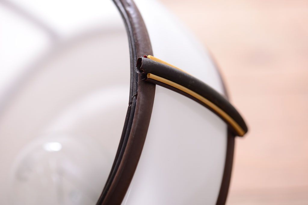 和製アンティーク　乳白色ガラスシェードの昭和レトロな天井照明