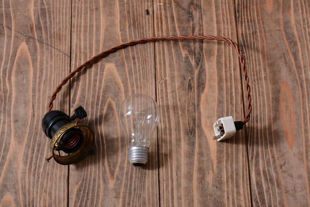 和製アンティーク　乳白色ガラスシェードの昭和レトロな天井照明