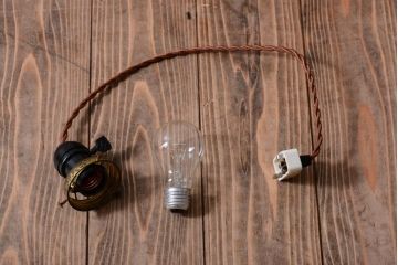 和製アンティーク　乳白色ガラスシェードの昭和レトロな天井照明