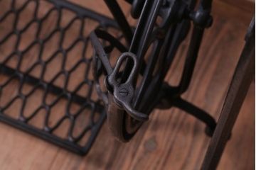 アンティーク家具　アンティーク　DIYにぴったり!おしゃれなシンガーミシンの鉄脚(2)