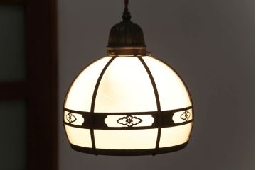 和製アンティーク　乳白色ガラスシェードの銅巻き和風天井照明