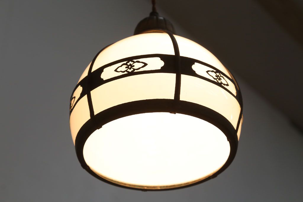 和製アンティーク　乳白色ガラスシェードの銅巻き和風天井照明