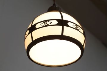 和製アンティーク　乳白色ガラスシェードの銅巻き和風天井照明