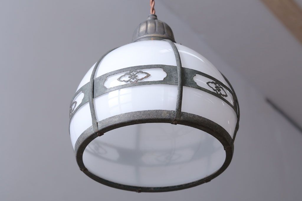 和製アンティーク　乳白色ガラスシェードの銅巻き和風天井照明