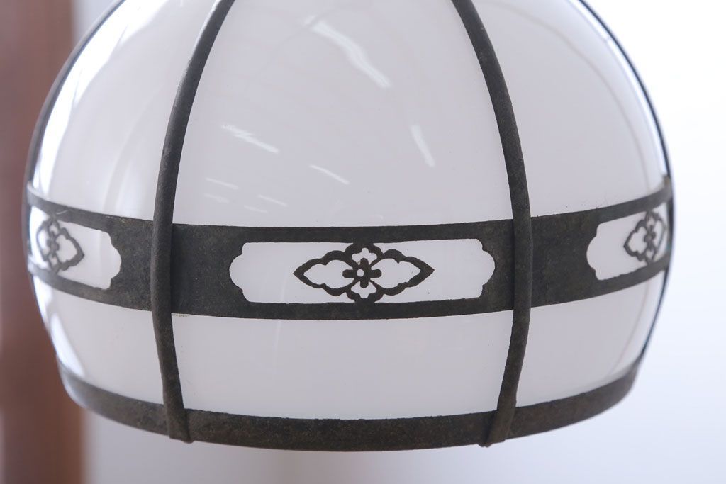 和製アンティーク　乳白色ガラスシェードの銅巻き和風天井照明