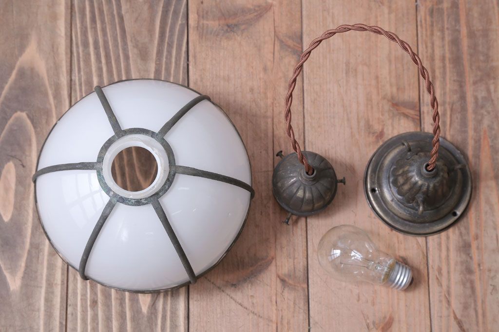 和製アンティーク　乳白色ガラスシェードの銅巻き和風天井照明