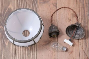 和製アンティーク　乳白色ガラスシェードの銅巻き和風天井照明