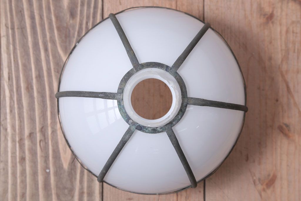 和製アンティーク　乳白色ガラスシェードの銅巻き和風天井照明