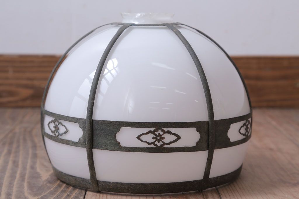 和製アンティーク　乳白色ガラスシェードの銅巻き和風天井照明